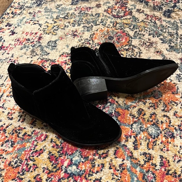 Black low profile velour booties - Picture 2 of 3